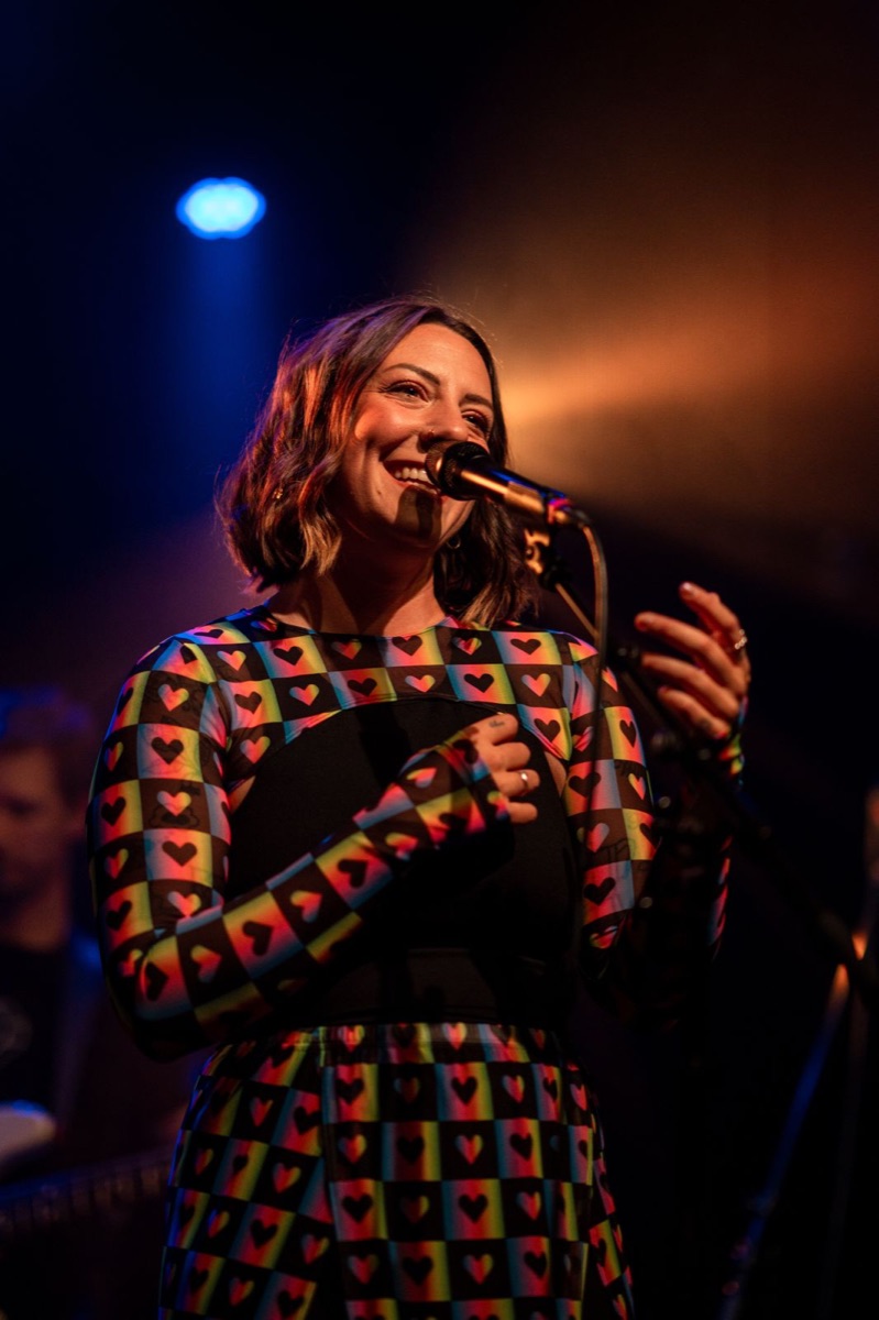 Jessanna au micro, sur scène