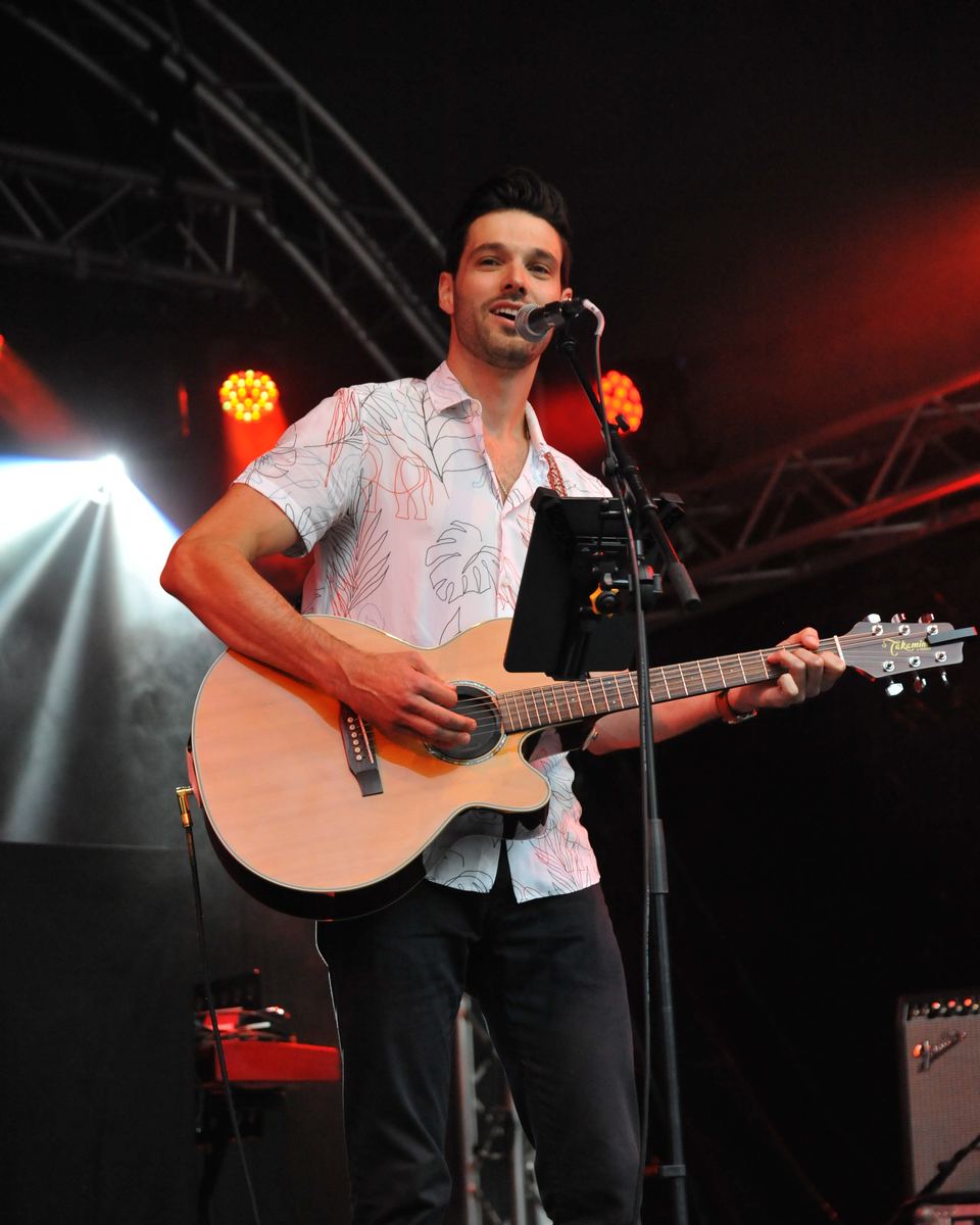 Yann sur scène, guitare à la main